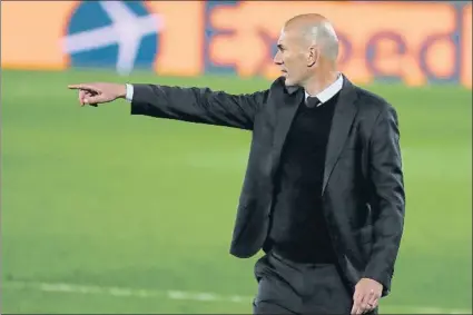  ?? FOTO: EFE ?? Zinedine Zidane ve a su equipo listo para enfrentars­e al Barcelona esta noche en el Alfredo Di Stéfano