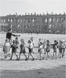  ?? FOTO: UNITED ARCHIVES/ERICH ANDRES/IMAGO IMAGES ?? Kindergart­en in Ruinen: eine Aufnahme aus Potsdam aus dem Jahr 1946.