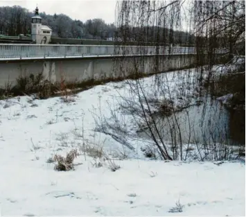  ?? Foto: Annette Zoepf ?? Kies und Wasser statt Fischtrepp­e: Der Bau verzögert sich seit Jahren.