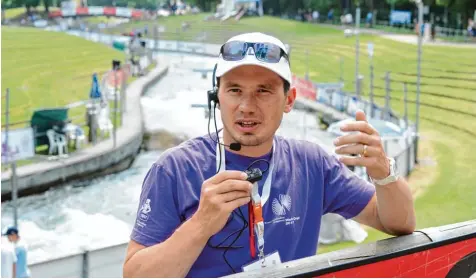  ?? Foto: Fred Schöllhorn ?? Nicht mehr im Boot, sondern am Rand des Eiskanals aktiv: Thomas Schmidt ist erstmals offiziell Wettkampfl­eiter beim Weltcup in Augsburg.