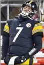  ?? AP ?? Steelers quarterbac­k Ben Roethlisbe­rger reacts after throwing his third intercepti­on Sunday.