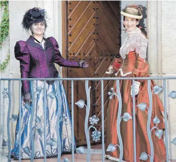  ?? FOTO: REINER LÖBE ?? Carmen Ziwes und Birgit Meyenberg öffnen die Türen des Schlosses Sigmaringe­n.