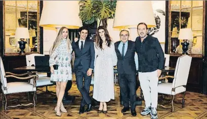  ?? . ?? Sandra Rojo, Gabriel Suárez, Maraya Perinat, Benito Suárez y Andreu Casals en el hotel Cotton House