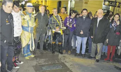  ?? ANTONIO HERNÁNDEZ ?? Miembros de las dos comparsas y de la murga, con el alcalde, el concejal de Festejos y el escultor.