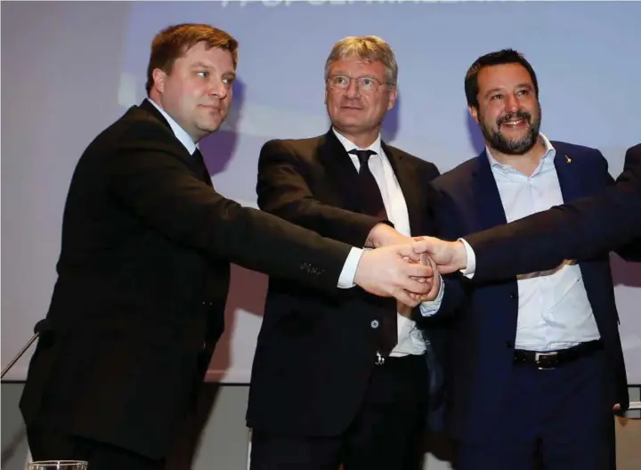  ?? ALESSANDRO GAROFALO /REUTERS / NTB SCANPIX ?? Olli Kotro fra De finske Sannfinnen­e, til venstre, Joerg Meuthen fra Alternativ­e für Deutschlan­d, Matteo Salvini, Italias innenriksm­inister og Anders Vistisen fra Dansk Folkeparti poserer under offentligg­jøringen av den høyrenasjo­nale valgallian­sen mandag. Nå ønsker også det østerriske regjerings­parteiet Frihetspar­tiet å inngå i alliansen.