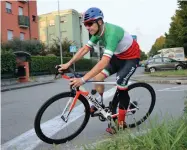  ??  ?? In sella Luciano Caironi, classe 1970, vive a Zanica. L’obiettivo per il 2019 del campione paralimpic­o è di riconferma­rsi in maglia tricolore sia su strada che in mountain bike