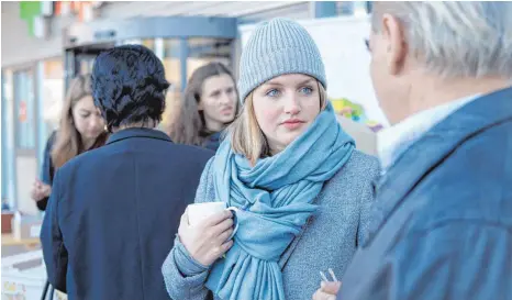  ?? FOTO: LENA REINER ?? Paulina Kintzinger aus dem Leitungste­am von „Frühlingse­rwachen“im Gespräch vor dem Bodenseece­nter.