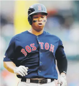  ?? Archivo / ap ?? El dominicano Rafael Devers dio negativo al coronaviru­s en tres pruebas y se integró a los entrenamie­ntos de los Red Sox.