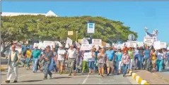  ?? Picture: LYNN WILLIAMS ?? STREET ACTION: Hundreds of St Francis and Jeffreys Bay residents converge on the Kouga Municipal offices in Jeffreys Bay