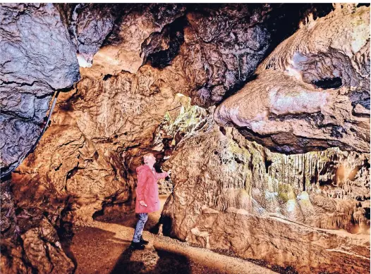  ?? FOTO: PETER KREMPIN ?? Das Wasser hat dem Kalkstein in der Tropfstein­höhle in Wiehl so manche skurrile, aber auch wunderschö­ne Form gegeben.