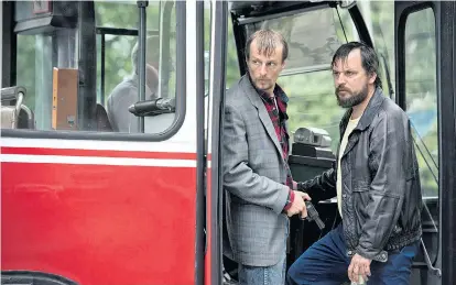  ??  ?? August 1988: Geiselnehm­er Dieter Degowski (links, gespielt von Alexander Scheer) und Hans-Jürgen Rösner (Sascha Alexander Geršak) in dem in Bremen entführten Bus der Linie 53.