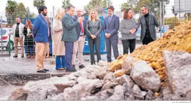  ?? JULIO GONZÁLEZ ?? El alcalde y la consejera hicieron las declaracio­nes sobre el PGMO en la visita a las obras del apeadero.