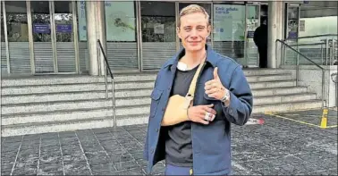  ?? ?? Jonas Vingegaard sonríe con el pulgar arriba tras abandonar el hospital.