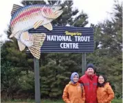  ?? DOK. PRIBADI ?? SIAP BELAJAR: Dari kiri, Rully, Tim Anderson, dan Wulan tiba di Tongariro setelah menjelajah Kota Wellington dan Whanganui. Di Tongariro, mereka akan melakukan program internship.