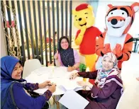  ??  ?? KEMUNCULAN Winnie The Pooh dan Tigger menarik perhatian para pengunjung.