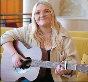  ??  ?? La comédienne, humoriste, youtubeuse et chanteuse espère partir en tournée.