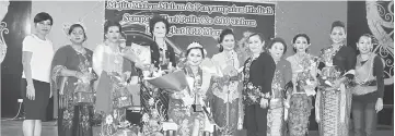  ??  ?? Magdeline Alap (fifth right) joins Ratu Kebaya winner Cecelia (seated), who is flanked by Wong (fourth left), and other contestant­s for a group photo.