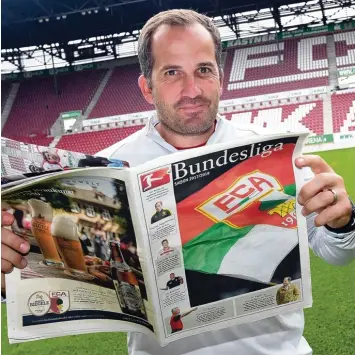  ?? Foto: Ulrich Wagner ?? FCA Trainer Manuel Baum hat die Bundesliga Beilage unserer Zeitung bereits in der Hand. Auf 40 Seiten steht dort alles über den FCA und seinen Coach, die Bayern und den Rest der Liga. Außerdem gibt es Infos zum Spielplan, zu den neuen...