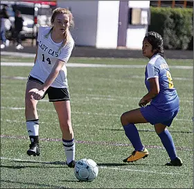  ?? Terrance Armstard/News-Times ?? In the open field: El Dorado's Carson Henry maneuvers past a Sheridan defender during tournament action early in the season. El Dorado's teams will host Lake Hamilton today, beginning with JV action at 4 p.m.