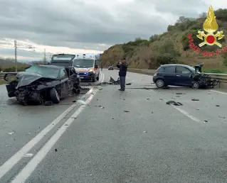  ??  ?? Le auto distrutte dall’impatto frontale sulla strada statale Basentana all’altezza di Metaponto in direzione di Ponteza