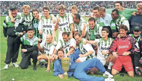  ?? FOTO: IMAGO (ARCHIV) ?? Das ist das Ding: Am 24. Juni 1995 feierte Borussia mit Trainer Bernd Krauss (liegend) den Gewinn des DFB-Pokals.