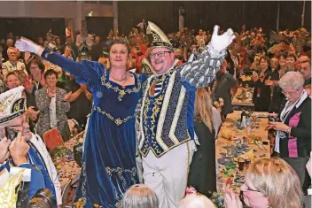  ?? RP-FOTO: JÖRG KNAPPE ?? An der Spitze der Karnevalsg­esellschaf­t „Maak möt“aus Brempt stehen in dieser Session Prinz Alex I. und Prinzessin Sabine I. (Kast). Ihr Motto: „Wir kommen her von überall – das Herz schlägt für den Karneval“.