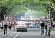  ?? KEYSTONE ?? Die FCZ-Fans auf dem Weg ins Stade de Suisse.