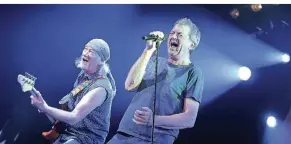  ?? FOTO: BERND SCHALLER (ARCHIV) ?? Roger Glover und Ian Gillan von Deep Purple machen’s vor: Mit ähnlich viel Energie werden vielleicht auch die „Gitarrissi­mo“-Teilnehmer den Deep-Purple-Klassiker „Smoke on the water“zelebriere­n.