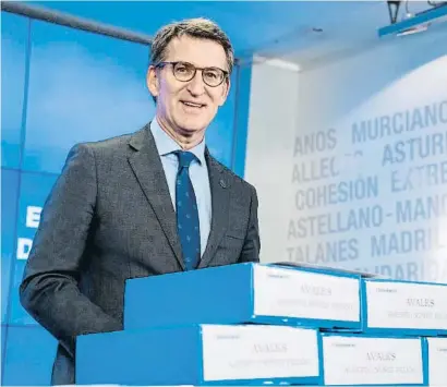  ?? Aa riDAN IACM U Ar ?? Núñez Feijóo exhibint els avals amb què ha presentat la seva candidatur­a a presidir el PP