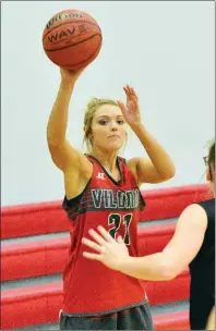  ?? PHOTOS BY WILLIAM HARVEY/RIVER VALLEY & OZARK EDITION ?? Vilonia senior Ashlee Andrews passes the ball inside.