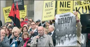  ?? Fot. PAP/Radek Pietruszka ?? Warszawa 8.10.2016 r. Manifestac­ja przed Pałacem Kultury i Nauki