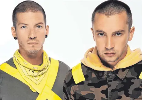  ?? FOTOS: BRAD HEATON ?? Hier und da sind die neuen Sounds von Josh Dun (links) und Tyler Joseph etwas härter und dunkler als auf dem „Blurryface“-Album.