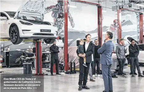  ?? /EFE ?? Elon Musk CEO de Tesla y el gobernador de California Gavin Newsom durante un encuentro en la planta de Palo Alto.