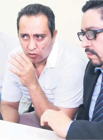  ??  ?? ACUSADO. El exgerente financiero del IHSS, José Ramón Bertetty, junto a uno de sus abogados defensores en uno de los juicios a los que fue sometido.