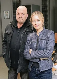  ?? FOTO: ZDF/DPA ?? Die Schauspiel­er Florian Martens und Stefanie Stappenbec­k sind die Hauptdarst­eller im ZDF-Samstagskr­imi „Ein starkes Team“.