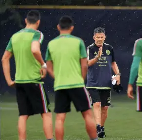  ??  ?? Juan Carlos Osorio, dirigiendo el entrenamie­nto de la selección de México