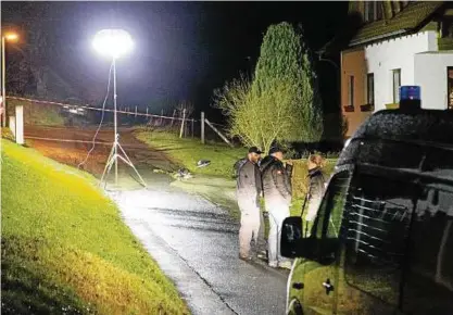  ?? Foto: Steffen Ittig/news/dpa ?? Im Scheinwerf­erlicht haben die Polizisten am Sonntagabe­nd den Tatort nach Spuren untersucht.