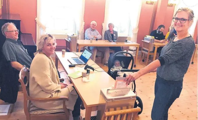  ?? FOTO: VIDAR FLØDE ?? VALG: Trebarnsma­mma Maria Sivertsen (31) putter her stemmen i urnen i Lillesand rådhus på valgdagen mandag. Dagens valgordnin­g har vaert uendret siden 2002.