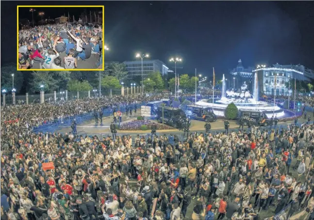  ??  ?? CELEBRACIÓ­N. Los aficionado­s del Madrid llenaron Cibeles para celebrar la victoria en la final de la Champions.