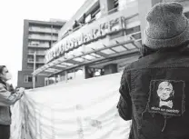  ?? Jason Redmond / AFP via Getty Images ?? Residents rally in solidarity with Amazon workers on March 26 outside a Whole Foods Market in Bessemer, Ala.