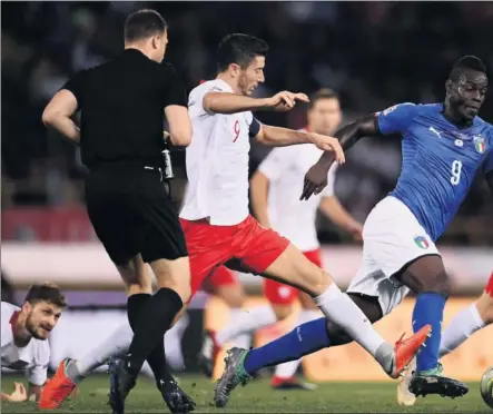  ??  ?? REGRESO. Balotelli volvió ayer a la selección italiana y no estuvo nada acertado. Se marchó en el minuto 61’del partido sin a