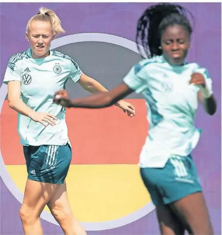  ?? FOTO: SEBASTIAN GOLLNOW/DPA ?? Stürmerin Lea Schüller (l., mit Nicole Anyomi) kehrte nach ihrer Corona-Infektion ins Training der Nationalma­nnschaft zurück.