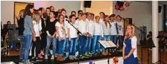  ?? Foto: Lorenz Drexl ?? Bianca Lindl, als Chorleiter­in, war sichtlich erfreut über die musikalisc­hen Beiträge der Grundschul­e Affing. Wobei die vielen Besucher des Konzertes die jungen Künstler mit viel Beifall belohnten.