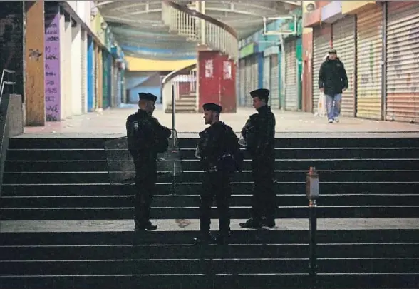  ?? GEOFFROY VAN DER HASSELT / AFP ?? Policías de patrulla por el barrio Rose des Vents, también conocido como la Cité des 3.000, en Aulnay-sous-Bois, al nordeste de París