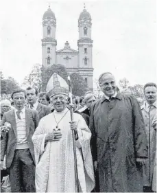  ?? ARCHIVFOTO: HAFI ?? Besuch in Ellwangen: Das Foto zeigt ihn im Jahr 1983 mit Bischof Georg Moser.