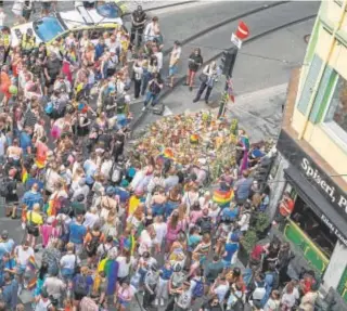  ?? //EFE ?? Participan­tes de la marcha espontánea del orgullo gay tras el tiroteo de Oslo