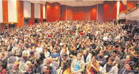  ?? FOTO: HOCHSCHULE AALEN ?? Mehr als 1500 Erstsemest­er hat der Rektor der Hochschule Aalen in der Stadthalle begrüßt.