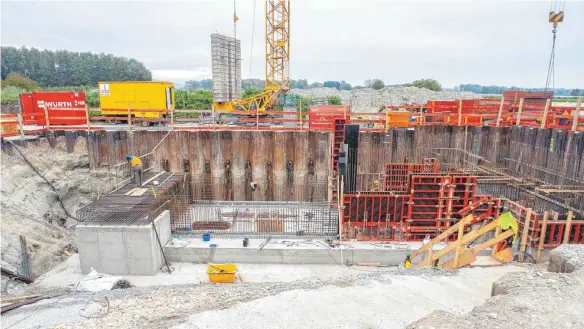  ?? FOTOS: RALF SCHÄFER ?? Das Regenrückh­altebecken am Anschluss Immenstaad befindet sich noch im Bau. Installier­t werden dort Filtersyst­eme, die das verschmutz­te Wasser reinigen sollen.