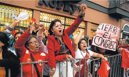  ?? MARTIN MEJIA/AP ?? Crise política. Manifestan­tes protestam em Lima contra a eleição de magistrado­s para o Tribunal Constituci­onal do Peru