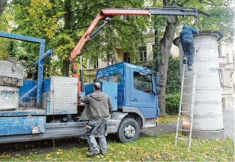  ?? Foto: Annette Zoepf ?? Auch in der Gesundbrun­nenstraße wird derzeit eine Litfaßsäul­e abgebaut. Die Stadt trennt sich von insgesamt rund 120 dieser traditione­llen Werbeträge­r. Zuletzt wurden sie von Veranstalt­ern offenbar nur noch schlecht angenommen.